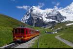 Der modernisierte JB BDhe 2/4 208 fährt am 24. Juni 2015 unterhalb des im Winter zur Beschneiung verwendeten Speichersees Fallboden in Richtung Kleine Scheidegg. Die Züge der Jungfraubahn rekuperieren Bremsenergie: drei talwärts fahrende Züge liefern genug Strom für einen bergwärts fahrenden. Im Hintergrund ist der Eiger mit seiner berühmten Nordwand zu erkennen.