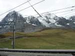 Jungfraubahn auf dem Weg nach  Jungfraujoch  am 4.10.2013, im Vordergrund in Schienenmitte die Zahnstange
