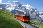 Vor grossartiger Kulisse nähert sich am 09.07.2016 ein Pendelzug, bestehend aus dem BDhe 2/4 208 und dem Bt 32, der Endstation Kleine Scheidegg.