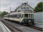 Der LEB Schnellzug 51 bestehend aus Bt 151 und Be 4/4 26 beim kurzen Halt in Romanel sur Lausanne. 
25. April 2014 