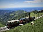 Der Monte Generoso (MG) Bhe 4/8 Nr. 13  Salorino  mit einem Zusatzwagen MG B 12 erreichen in Kürze die Bergstation Vetta. 7. Juni 2017

