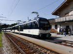Goldenpass MOB - Schnellzug nach Montreux unterwegs im Bahnhof Schönried am Schluss der Schiebende Triebwagen Be 4/4 9203 am 26.08.2017