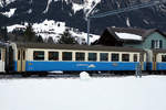 MOB:  Montreux-Berner Oberland-Bahn.
Beim genauen Hinschauen findet man auch am 8. Januar 2018 bei der MOB noch Lokomotiven und Wagen in den verschiedensten Farben. Keine Bahn in der Schweiz wechselte so oft ihr Outfit. Leider führte dieser unnötige und kostspielige Aktivismus seit vielen Jahren nie mehr zu einem einheitlichen Erscheinungsbild auf dieser herrlichen Bahnstrecke, die das Waatland mit dem Berner-Oberland verbindet. 
Foto: Walter Ruetsch   