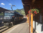 MOB Ge 4/4 Nr. 8003 fährt mit dem Goldenpass gerade in den Bahnhof Château-d'Oex ein und wird uns bis nach Montreux bringen. Aufnahme vom 14. Aug. 2017, 18:03