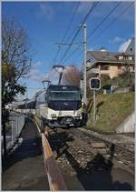 Die von Walter vor gut neuen Minuten in Montreux fotografierte MOB Ge 4/4 8004 mit ihrem IR 2122 nun bei der Ausfahrt in Chernex.
18. Jan. 2019