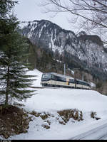 MOB Ge 4/4 8001 mit Golden Pass Panoramic am 26. Januar zwischen La Tine und Rossinière.