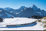 MOB Regionalzug Zweisimmen - Montreux am 5. Januar 2020 bei Schönried. Auf dem Hügel im Hintergrund ist das Spiegelchalet  Mirage Gstaad  zu erkennen, eine temporären Kunstinstallation von Doug Aitken. Weitere Infos: https://www.elevation1049.org/gstaad/doug-aitken/mirage.html