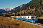 Montreux-Oberland Bernois Bahn/MOB.
ABDe 8/8 4004  Fribourg  zwischen Gstaad und Schönried in der Morgensonne auf der Fahrt nach Zweisimmen im Jahre 1979.
Während diesen Jahren hatten auch die Westschweiz sowie das Berner Oberland ihr  BLAUES BÄHNLI .
Foto: Walter Ruetsch  