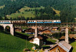 Montreux-Oberland Bernois Bahn/MOB.
ABDe 8/8 4004  Fribourg  beim Passieren des Grubenbachviadukts bei Gstaad auf der Fahrt nach Zweisimmen im Sommer 1979.
Während diesen Jahren hatten auch die Westschweiz sowie das Berner Oberland ihr  BLAUES BÄHNLI .
Foto: Walter Ruetsch  
