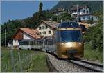 Die MOB GDe 4/4 6004  Interlaken  im hinteren Zugsteil eingereiht, ist mit ihrem Panoramic Express von Zweisimmen nach Montreux bei Planchamp unterwegs.