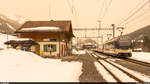 MOB ABe 4/4 9303 mit GoldenPass Panoramic Zweisimmen - Montreux am 6. Februar 2021 bei der Durchfahrt im Bahnhof Flendruz. Die Schweiz war an diesem Tag von einer grossen Menge Saharastaub betroffen.