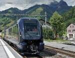 Die ersten umspurbaren Wagen des Goldenpass Express auf Testfahrt zwischen Zweisimmen und Boltigen.
Eine direkte Zugverbindung zwischen Montreux, Gstaad und Interlaken wird die Attraktivität der drei touristischen Anziehungspunkte erhöhen und näher zueinander bringen. Ab dem Dezember 2022 fahren täglich vier Züge zwischen Montreux und Interlaken hin und her. Dieses Projekt realisiert die MOB zusammen mit der BLS.
Die BLS Re 465 mit den MOB Umspurwagen als Testzug auf der Strecke der ehemaligen SEZ.
Einfahrt in den Endbahnhof Boltigen am 9. Juli 2021.
Foto: Walter Ruetsch