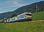 Montreux-Oberland bernois (MOB).
Mit der Inbetriebnahme der neuen Lokomotiven GDe 4/4 6001-6004 im Jahre 1983 sowie der Ge 4/4 8001-8004  im Jahre 1995 hat sich auch die Traktion vom LUXUSZUG verändert.
PANORAMICEXPRESS auf der Fahrt nach Zweisimmen im Juni 1997 mit Ge 4/4 zwischen Château-d’Oex und Saanen.
Zum Vergleich siehe ID 1262463 und ID 1262521, eingestellt am 3. und 4. August 2021.
Foto: Walter Ruetsch