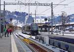 Faszination Spurwechsel: Nachdem der Lokwechsel vollzogen ist und es Zeit für die Abfahrt ist, verlässt der Zug Zweisimmen in Richtung Montreux: Die Schmalspur MOB Ge 4/4 8002 schiebt die