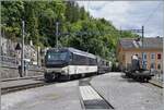 Die MOB Ge 4/4 8004 fährt mit ihrem GoldenPass Express GPX 4074 ohne Halt durch den Bahnhof von Chamby.