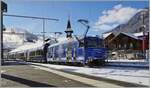 Die MOB Ge 4/4 8001 hat in Zweisimmen den GoldenPass Express von der BLS übernommen und wartet auf die Abfahrt nach Montreux, die sich um ein paar Minuten verzögert.