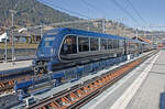 Sonntag den 09.02.2025 um 12:36 Uhr in Zweisimmen. Im Bahnhof Zweisimmen (BE) befindet sich eine ganz spezielle Umspuranlage. Diese ermöglicht das Umspuren eines Reisezuges von Normalspur (1'435 mm) in Schmalspur (1'000 mm) und natürlich auch umgekehrt (Schmalspur/Normalspur). Die Reisenden können im Zug sitzen bleiben. Aufgenommen wurde ein Reisezug welcher von Interlaken Ost (Normalspurig) bis Zweisimmen und ab Zweisimmen (Schmalspurig) nach Montreux (Schmalspur) verkehrt. Es konnte nur der Prozess Einfahrt, Umspurung, Ausfahrt von der Zugspitze aus aufgenommen werden. Der Ablaufprozess am Zugschluss wurde nicht dokumentiert. In Gleis 6 + 7 befindet sich je eine Umspuranlage. Hier sieht man die Durchfahrt des Zuges durch die Umspuranlage. Gerade eben werden die Wagen von Normalspur auf Schmalspur umgespurt. Am Zugschluss befindet sich die schiebende Schmalspurlok. Die Normalspurlok mit dem Übergangswagen welche von Interlaken Ost bis Zweisimmen an der Zugspitze war ist bereits weggestellt worden. Aufgenommen wurde das ganze vom Bahnsteig wo sich das Gleis 7 befindet. Koordinaten GMS (Grad, Minuten, Sekunden): N 46° 33’ 7.6’’ O 7° 22’ 30.4’’