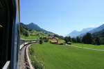 Ein GoldenPass-zug Fhrt durch das Simmental in der Schweiz.