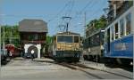 Der GoldenPass Classic mit der GDe 4/4 6005 auf der Fahrt nach Montreux wartet in Chamby auf die Kreuzung mit dem nun einfahrenden Regionalzug 2224 mit der GDe 4/4 6004  Interlaken  unterwegs nach