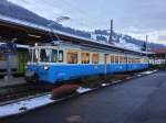 Nach einem langen Tag auf den Ski bringt mich der ABDe 8/8 4002 in Kürze zurück nach Saanen, Zweisimmen, 17.01.2014. (Handyfoto)