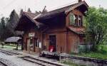 Bahnhof La Tine zwischen Montreux und Zweisimmen im Mai 2000.