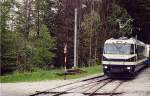 Ge 4/4 mit Personenzug fhrt im Mai 2000 als Gegenzug von Zweisimmen kommend in den Bahnhof La Tine ein.