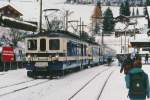 MOB: Regionalzug mit Doppeltraktion BDe 4/4 3005 und BDe 4/4 3006 und und damals noch blauen Wagen in Les Avants im Dezember 1996.
Foto: Walter Ruetsch
