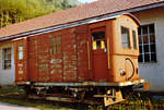 BD/MOB/BC: Der Schienenschleifwagen X 303 „Arche Noah“ hat ein bewegtes Leben hinter sich: 1915 von SWS erbaut als offener Sprengmotorwagen für Biel  kam 1948 zur BD. Er wurde fortan auch bei anderen Bahnen als Schleifwagen eingesetzt und  im Jahre 1965 an die MOB  verkauft.  Nach der Übernahme durch die BC wurde der X 303 zum Xe 2/2 1 der Verkehrsbetriebe Biel zurückrestauriert.   Im Mai 1980 entstand die Aufnahme in Montbovon.
Foto: Walter Ruetsch

