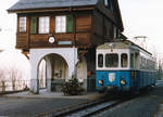 MOB/BC: Auf dem Bahnhof Chamby, wo früher die MOB und die CEV zusammentrafen, begegnen sich nun während dem Museumsbetrieb der BC regelmäßig Züge der MOB sowie der BC. Regionalzug Montreux-Chamby bestehend aus dem Be 4/4 1001, ehemals LCD, in Chamby im Dezember 1986.
Foto: Walter Ruetsch 