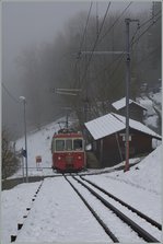 Noch am 1. Mai gab es Neu-Schnee! Der CEV BDe 2/4 74 beim Halt in Ondallaz.
Dies war auch die Entstation, da ein umgestürzter Baum die Fahrleitung beschädigt hatte.
1. Mai 2016