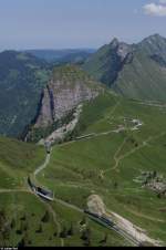 Am 6. Juni 2015 erreichen Bhe 4/8 305 und 301 in Kürze die Rochers de Naye. Gerade haben sie die Station La Perche verlassen. Im Hintergrund die Station Jaman, darüber der Dent de Jaman.