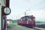 NStCM__Tw 'ABDe 4/4  Nr. 5' mit G-Wagen abfahrbereit in La Cure Richtung Genfer See. Ob der Tf sich an der Bahnhofsuhr orientiert ?__09-1976