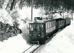 NStCM: ABDe 4/4 5 mit Regionalzug unterwegs unterhalb St-Cergue im Dezember 1984. Diese Triebwagen standen ab 1916 bis 1985 im Einsatz zwischen Nyon und La Cure.
Foto: Walter Ruetsch 