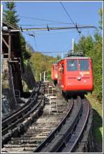 Mit einer Schiebebhne am unteren Streckenende wechseln die Wagen vom vorderen- aufs hintere Geleise. Die Treppen dienen dem Personal zum Erreichen des Fhrerstandes. (04.10.2011)