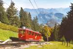 Triebwagen der Pilatusbahn verlsst am 9. Oktober 2005 die Mittelstation msigen, wo nur Betriebshalte stattfinden, talwrts. Er befindet sich hier gerade auf der Schiebeweiche. Im Hintergrund das Panorama auf Brgenstock und Rigi.