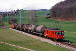 RBS/SZB Regionalverkehr Bern-Solothurn: Ölzug mit De 4/4 105 und De 4/4 101 auf dem Dreischienengeleise in Deisswil am 28. März 1988.
Foto: Walter Ruetsch
