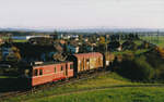 RBS/SZB: SZB Güterzug im allerletzten Sonnenlicht  De 4/4 103 mit gemischter Güterlast zwischen Bätterkinden und Lohn-Lüterkofen unterwegs im November 1994.