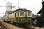 ERINNERUNG AN DIE GRÜNE SOLOTHURN-ZOLLIKOFEN-BERN-BAHN SZB.
Im April 1984 konnte in Bätterkinden der BDe 4/4 3 + B 322 + Bt 215 anlässlich dem Zwischenhalt verewigt werden.
Foto: Walter Ruetsch
