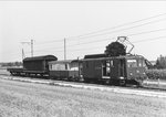 RBS/SZB:
100 JAHRE SOLOTHURN-BERN
Am 27. August 2016 feiert der RBS (ehemals SZB) sein Jahrhundertfest in Solothurn, Bern und Jegenstorf. Zu diesem erfreulichen Gross Anlass ein Rückblick auf die Gütertriebwagen und Güterlokomotiven die ab dem Jahre 1979 noch im täglichen Einsatz standen. Im Jahre 2003 wurde der Güterverkehr zwischen Solothurn und Fraubrunnen eingestellt.
Gemischter Zug mit dem De 4/4 102 zwischen Jegenstorf und Urtenen im Jahre 1988.
Der De 4/4 102 (1965) wurde im Jahre 2006 ausrangiert und abgebrochen.
Foto: Walter Ruetsch
