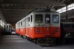 Besichtigung des Trammuseums Bern vom 5. Februar 2017.
Drei Bahnfreunde aus den Kantonen Solothurn, Zürich und Thurgau besuchten unter der fachkundigen Führung von Bernhard Graser die gegenwärtigen Standorte Bern Weissenbühl, Bern Burgernziel und Aarberg.
Der SZB Triebzug der 50er Jahre bestehend aus dem BDe 4/4 6, Baujahr 1950 und dem Bt 222, Baujahr 1954 wartet in einer Lagerhalle in Aarberg auf den Wiederaufbau. Da dieser Triebzug nicht zum Kerngebiet des Tramvereins Bern gehört, soll er in Zukunft vom neuen Bahnhistorischen Verein Solothurn-Bern unterhalten werden. Auch ist eine eventuelle Wiederinbetriebnahme nicht ausgeschlossen.
Foto: Walter Ruetsch
