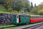 Die Lok 63 der Schynigen Platte Bahn ist eine ehemalige Wengernalpbahn-Lok von 1912, die 1997 zur Schynigen Platte Bahn gelangte und ihren alten grasgrünen WAB-Anstrich, sowie ihre WAB-Nummer  behalten hat. Allerdings wurde sie vor einiger Zeit wieder mit den schönen grossen Laternen ausgerüstet, diesmal nicht in WAB-Ausführung  oben - unten rechts - unten links , sondern  Mitte - unten rechts - unten Links . 9.Oktober 2024  