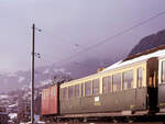 Lok 17 der Schynigen Platte Bahn (einstmals Lok 57 der Wengernalpbahn) kam in den Wintermonaten (bis 1987/88) an die Wengernalpbahn zurück. 1997 wurde sie abgebrochen. Hier steht sie in Grindelwald (WAB), mit dem Wagen AB 37 (als es noch 1.Klasse auf der WAB gab). Wagen 37 ist heute auf der Waldbahn Abreschwiller in Lothringen. 7.März 1974 