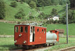 Lok 17 der Schynigen Platte Bahn ist die ehemalige Wengernalpbahn Lok 57, die 1963 erworben wurde, nachdem sie schon viele Jahre jeden Sommer auf der SPB verbracht hatte. Nach einem Kurzschluss wurde sie Ende 1996 ausgemustert und abgebrochen. Hier fährt sie mit dem Wassertankwagen aus Wilderswil aus, 6.August 1975 