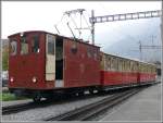 He 2/2 18 stellt einen Zug der Schynige-Platte-Bahn bereit.