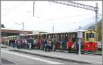 Jeder versucht im Bahnhof Wilderswil einen Sitzplatz zu ergattern. (12.10.2007)