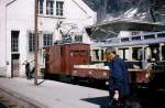 Nr.17 der Schynigen-Platte-Bahn - Erinnerung an das Leben einer lngst (1996) verschwundenen Lok. Von hastenden Menschen keines Blickes gewrdigt, Lauterbrunnen (Wengernalpbahn). 30.Mrz 1970.