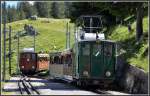 Zug 655 mit Lok 12 (Jahrgang 1914) mit den Sommerwagen 8 + 9 kreuzt in Breitlauenen den talwrts fahrenden 646 mit Lok 14 (Jahrgang 1914) und den Sommerwagen 7 + 3.