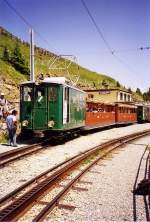 Nostalgiezug mit Sommerwagen der Schynige-Platte-Bahn (800mm Zahnradbahn) in der Bergstation 1987m, im Juli 2006.