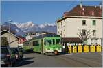 Der TPC ASD BDe 4/4 404 mit seinem ex BLT Bt auf der Fahrt nach Les Diablerets beim Halt bei der Haltestelle Aigle-Place-du-Marché.