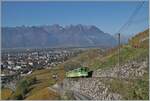 Mit dem TPC A-L Bt an der Spitze und dem schiebenden TPC A-L BDeh 4/4 310 erklimmt der R 70 336 die Steigung vom Tal hinauf in Richtung Leysin Grand-Hôtel.